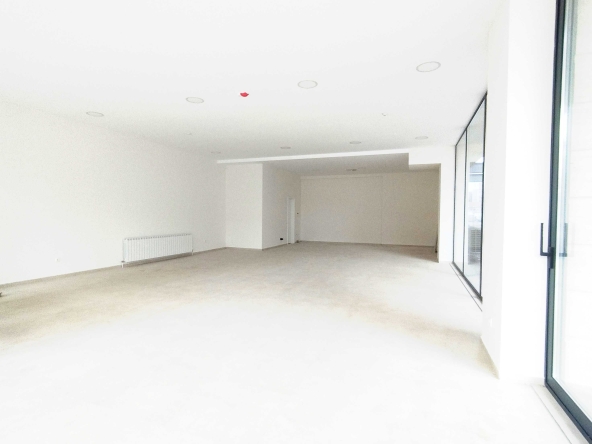 Дава се под наем Офис в Перник, Изток - 120 кв.м за 960 € - Снимка #1