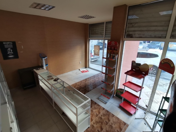 Дава се под наем Магазин в Бургас, Меден рудник - зона А - 45 кв.м за 229.5 € - Снимка #1