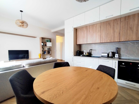 Дава се под наем Двустаен апартамент в Перник, Изток - 70 кв.м за 560.49 € - Снимка #1