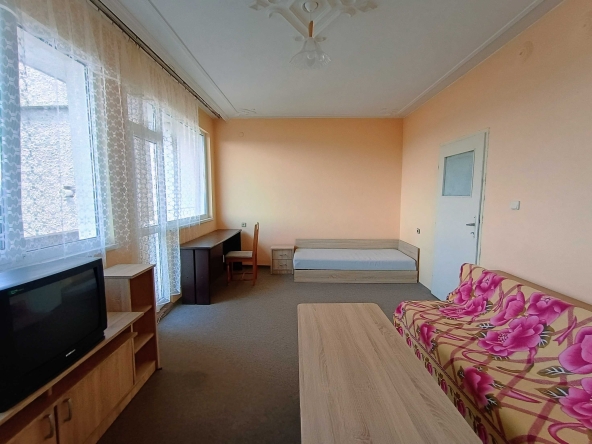 Дава се под наем Етаж от къща в Велико Търново, Акация - 70 кв.м за 255 € - Снимка #1