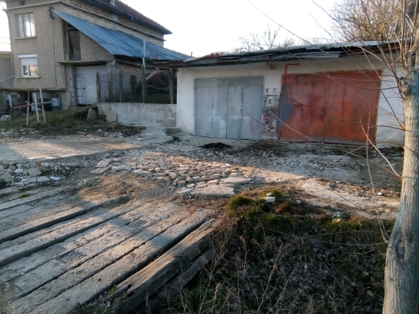 Дава се под наем Гараж / Паркомясто в Разград, Абритус - 90 кв.м за 306 € - Снимка #1