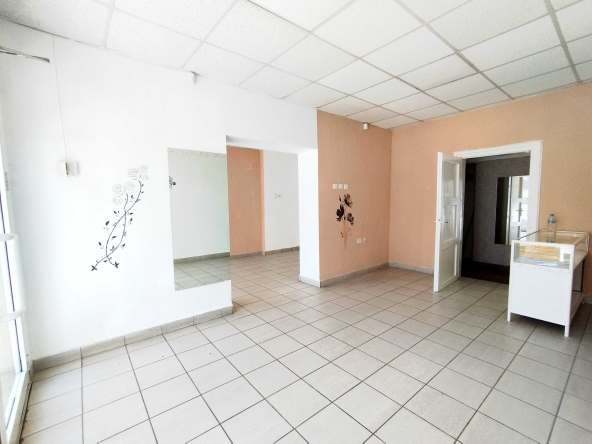 Офис в Перник, Изток - 42 кв.м за 5 €/кв.м - Снимка #1