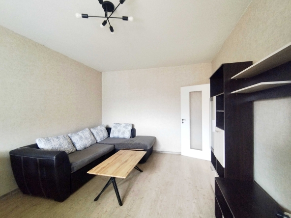 Дава се под наем Двустаен апартамент в Перник, Изток - 68 кв.м за 378.93 € - Снимка #1