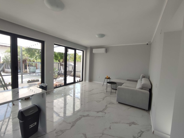 Дава се под наем Къща в к.к. Св.Св. Константин и Елена - 100 кв.м за 2000 € - Снимка #1