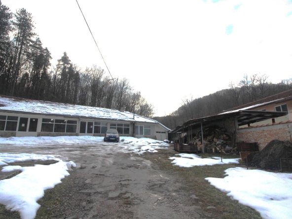 Дава се под наем Промишлена сграда в Габрово, Дядо Дянко - 180 кв.м за 408 € - Снимка #1