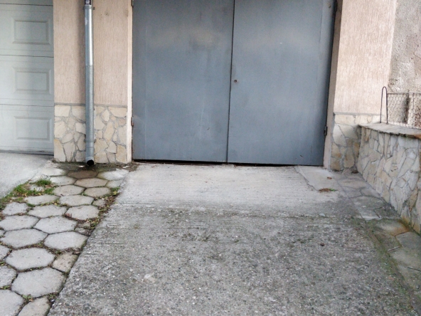 Дава се под наем Гараж / Паркомясто в Благоевград, Широк център - 15 кв.м за 61.2 € - Снимка #1