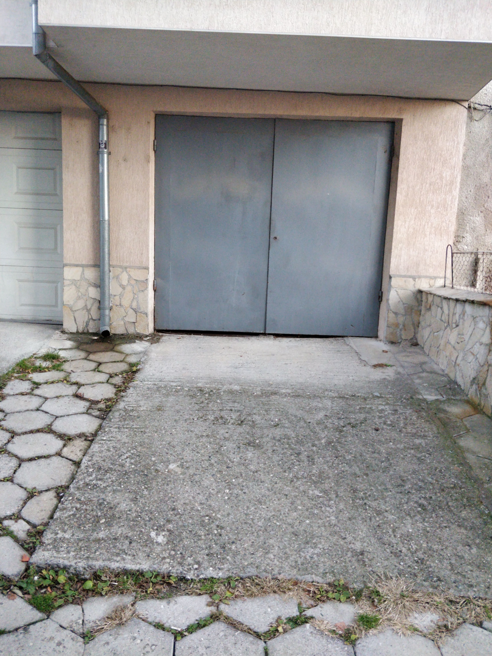 Дава се под наем Гараж / Паркомясто в Благоевград, Широк център - 15 кв.м за 61.2 € - Снимка #1