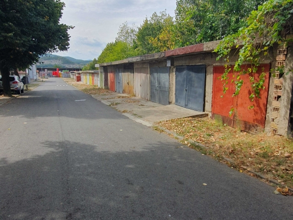 Дава се под наем Гараж / Паркомясто в Момчилград - 20 кв.м за 19948.14 € - Снимка #1