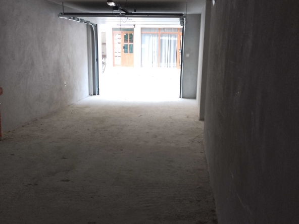 Дава се под наем Гараж / Паркомясто в Варна, Колхозен пазар - 50 кв.м за 248.88 € - Снимка #1