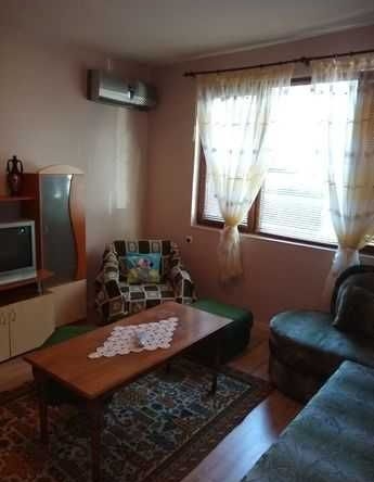 Дава се под наем Етаж от къща в Бургас, Лазур - 65 кв.м за 190 € - Снимка #1