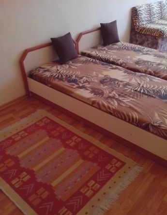 Дава се под наем Двустаен апартамент в Бургас, Славейков - 65 кв.м за 195 € - Снимка #1