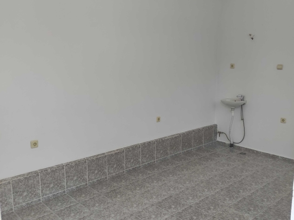 Дава се под наем Магазин в Велико Търново, Център - 15 кв.м за 86.7 € - Снимка #1