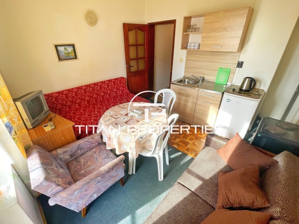 Дава се под наем Двустаен апартамент в к.к. Св.Св. Константин и Елена - 50 кв.м за 400 € - Снимка #1