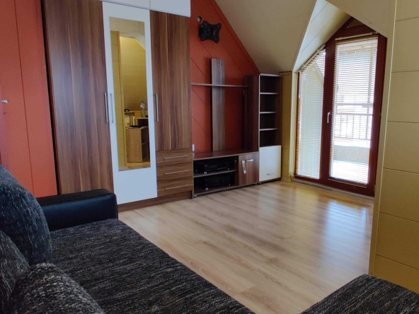 Дава се под наем Двустаен апартамент в Плевен, Широк център - 56 кв.м за 255 € - Снимка #1