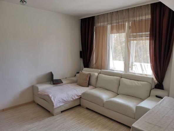 Дава се под наем Тристаен апартамент в Добрич, Център - 100 кв.м за 357 € - Снимка #1