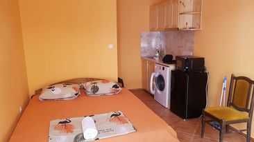 Дава се под наем Едностаен апартамент в Варна, Цветен квартал - 20 кв.м за 229.5 € - Снимка #1