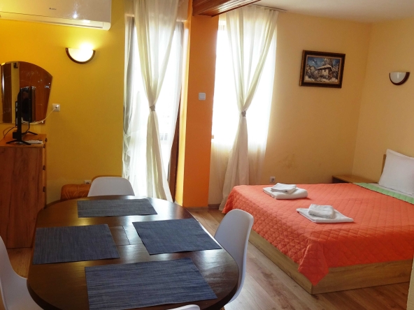 Дава се под наем Двустаен апартамент в к.к. Св.Св. Константин и Елена - 55 кв.м за 229.5 € - Снимка #1