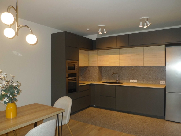 Дава се под наем Тристаен апартамент в София, Изток - 103 кв.м за 1196.97 € - Снимка #1