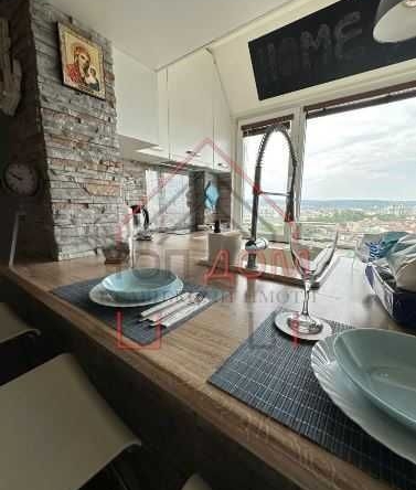 Дава се под наем Двустаен апартамент в Варна, Цветен квартал - 55 кв.м за 561 € - Снимка #1