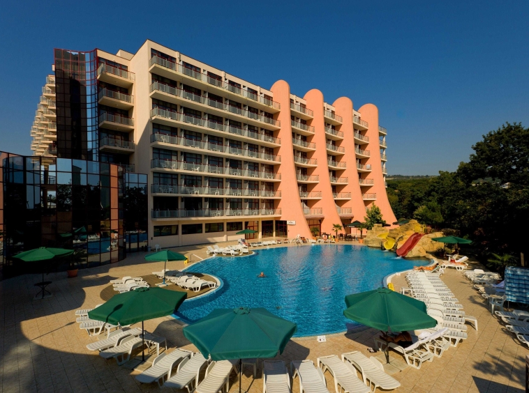 Дава се под наем Магазин в к.к. Златни пясъци - 400 кв.м за 99.45 € - Снимка #1