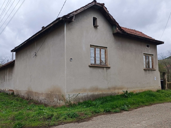 Къща в с. Ореховица, Област Плевен - 156 кв.м за 72 €/кв.м - Снимка #1