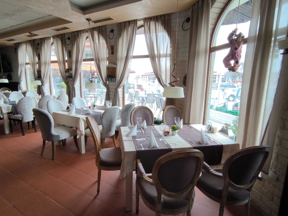 Дава се под наем Заведение в Банско - 500 кв.м за 25500 € - Снимка #1