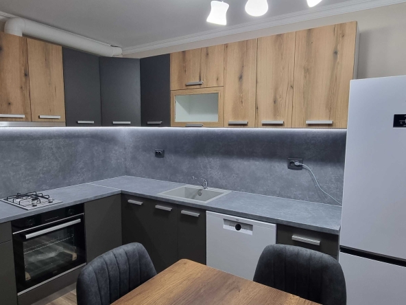 Дава се под наем Тристаен апартамент в Разград, Освобождение - 83 кв.м за 612 € - Снимка #1