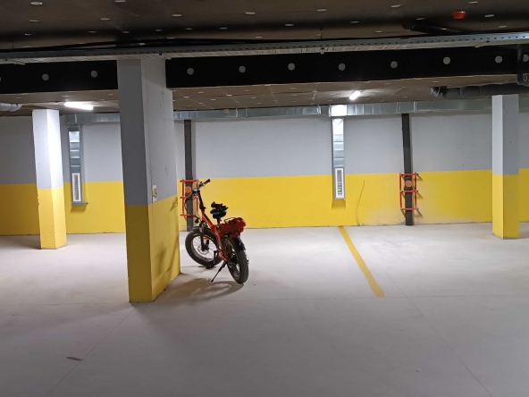 Дава се под наем Гараж / Паркомясто в София, Малинова долина - 15 кв.м за 127.5 € - Снимка #1