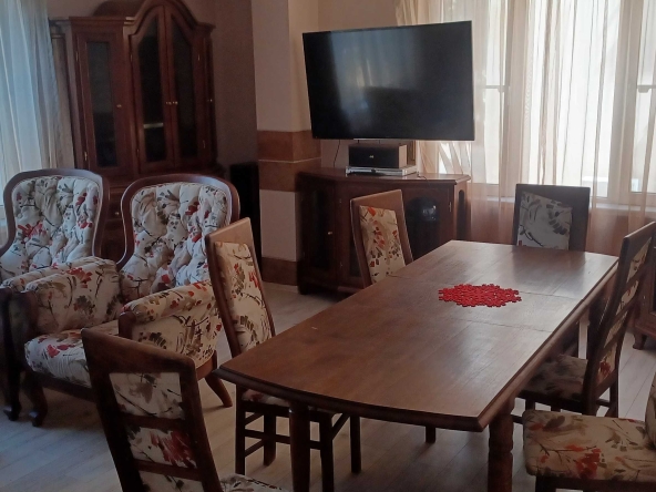 Дава се под наем Четиристаен апартамент в Русе, Център - 135 кв.м за 700 € - Снимка #1