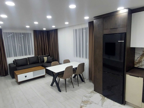 Дава се под наем Тристаен апартамент в Шумен, Тракия - 90 кв.м за 612 € - Снимка #1