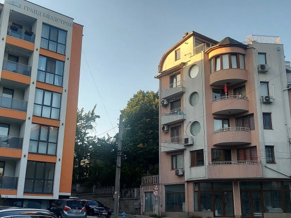 Дава се под наем Тристаен апартамент в Шумен, Дивизионна болница - 100 кв.м за 458.49 € - Снимка #1