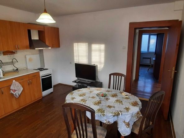 Дава се под наем Тристаен апартамент в Плевен, Идеален център - 89 кв.м за 306 € - Снимка #1