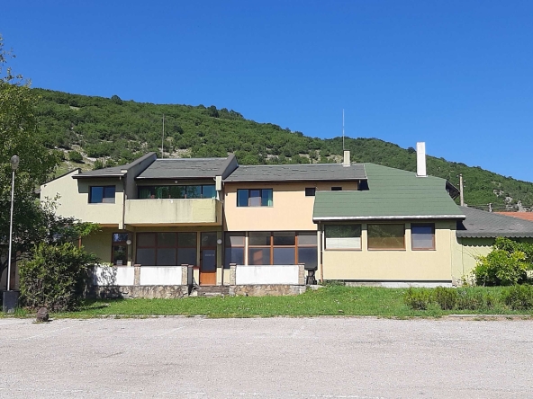 Хотел в Търговище, Център - 3000 кв.м за 150 €/кв.м - Снимка #1