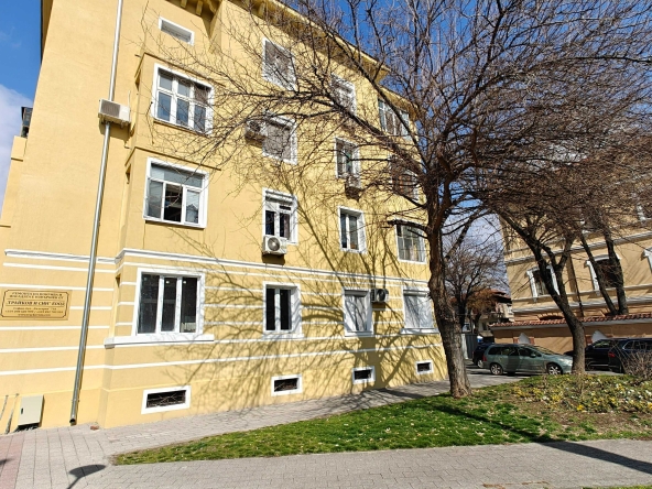 Тристаен апартамент в Пловдив, Център - 76 кв.м за 1744 €/кв.м - Снимка #1