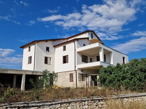 Къща в с. Здравец, Област Варна - 510 кв.м за 410 €/кв.м - Снимка #1