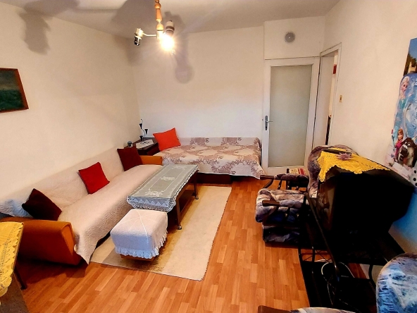 Дава се под наем Едностаен апартамент в Бургас, Изгрев - 42 кв.м за 127.5 € - Снимка #1