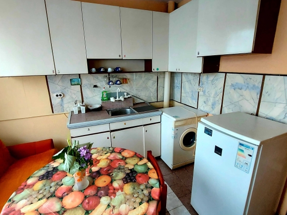 Дава се под наем Едностаен апартамент в Бургас, Славейков - 40 кв.м за 178.5 € - Снимка #1