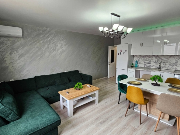 Дава се под наем Тристаен апартамент в Разград, Освобождение - 100 кв.м за 612 € - Снимка #1