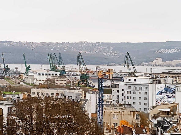 Дава се под наем Двустаен апартамент в Варна, Център - 55 кв.м за 618.12 € - Снимка #1