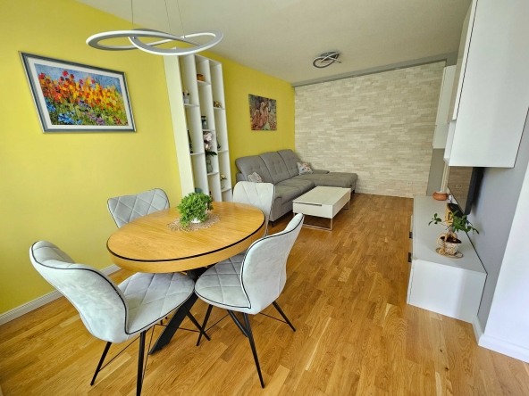Дава се под наем Тристаен апартамент в София, Изток - 72 кв.м за 920 € - Снимка #1