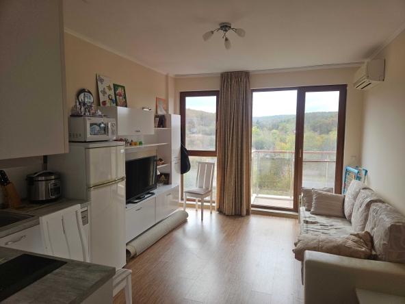 Дава се под наем Двустаен апартамент в с. Шкорпиловци, Област Варна - 87 кв.м за 98350.44 € - Снимка #1