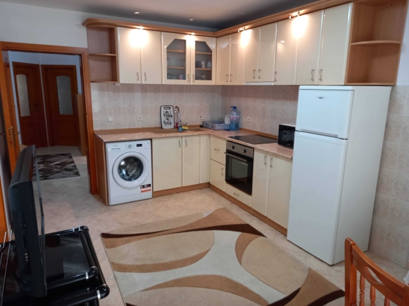 Дава се под наем Тристаен апартамент в Пловдив, Кършияка - 100 кв.м за 448.8 € - Снимка #1