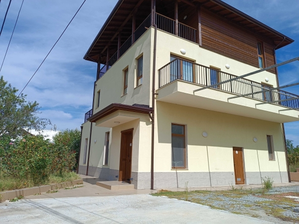 Дава се под наем Къща в Варна, Център - 330 кв.м за 1500 € - Снимка #1