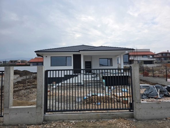 Къща в с. Белащица, Област Пловдив - 140 кв.м за 1056 €/кв.м - Снимка #1