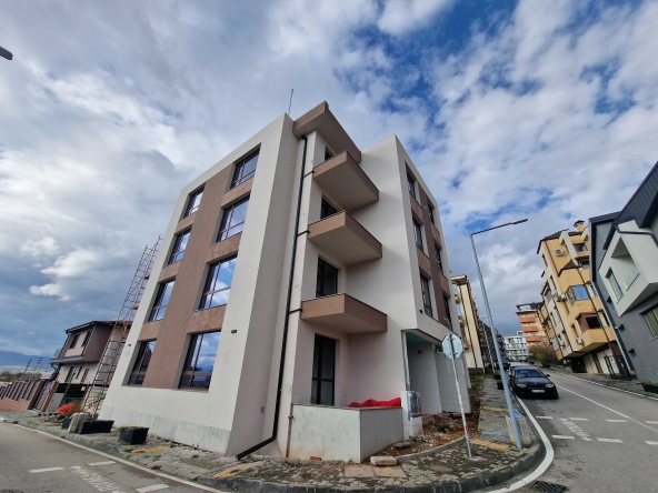 Тристаен апартамент в Благоевград, Освобождение - 99 кв.м за 625 €/кв.м - Снимка #1