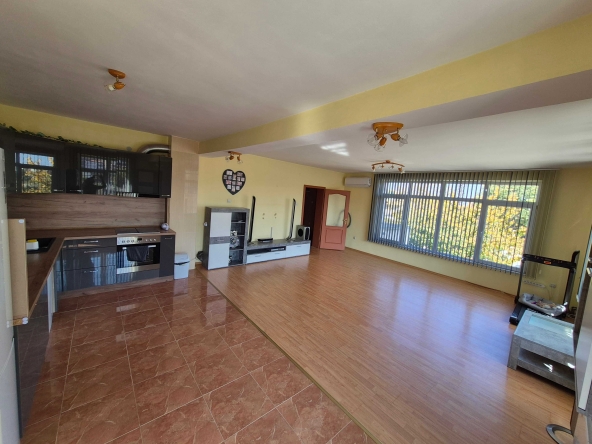 Дава се под наем Многостаен апартамент в Асеновград - 160 кв.м за 797.64 € - Снимка #1