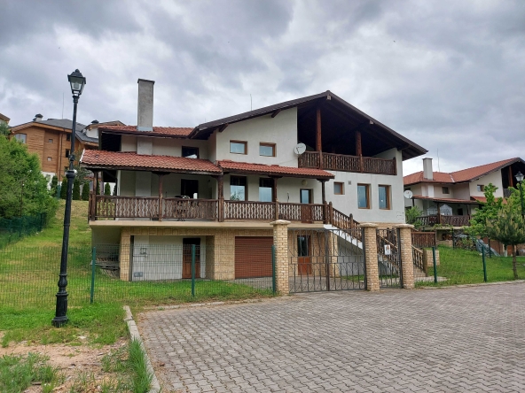 Дава се под наем Къща в Банско - 600 кв.м за 1500 € - Снимка #1