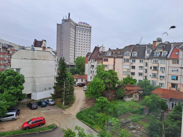 Четиристаен апартамент в Плевен, Идеален център - 106 кв.м за 1651 €/кв.м - Снимка #1