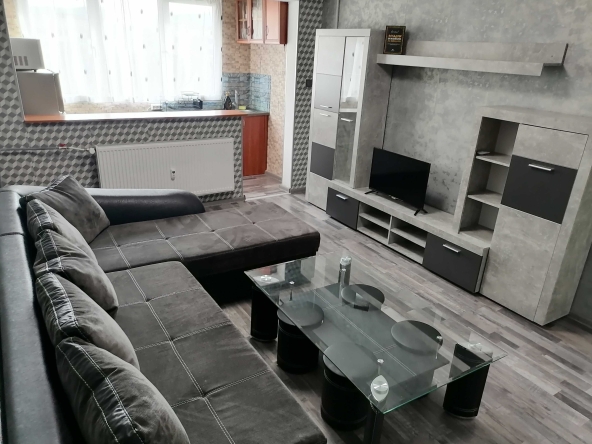 Дава се под наем Двустаен апартамент в Перник, Изток - 67 кв.м за 280.5 € - Снимка #1