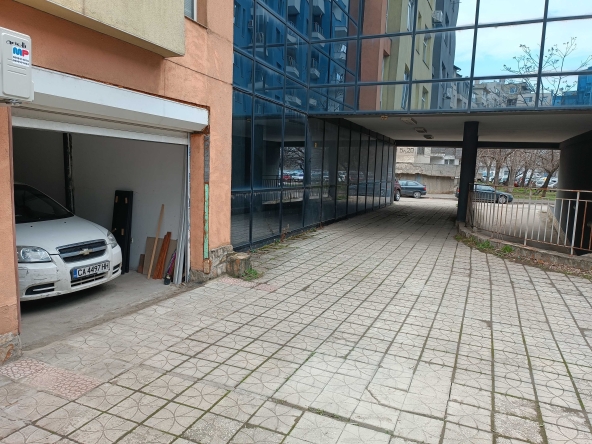 Дава се под наем Гараж / Паркомясто в София, Зона Б-18 - 30 кв.м за 127.5 € - Снимка #1